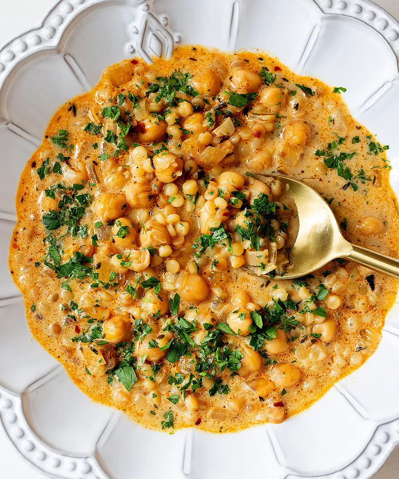 Creamy vegan chickpeas and pearl couscous